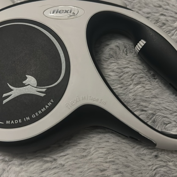 NWOT Flexi New Comfort Retractable Dog Leash in Grey, 16' ft., Medium - Picture 4 of 6